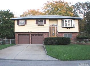 612 Oak Neck Rd, West Islip, NY 11795