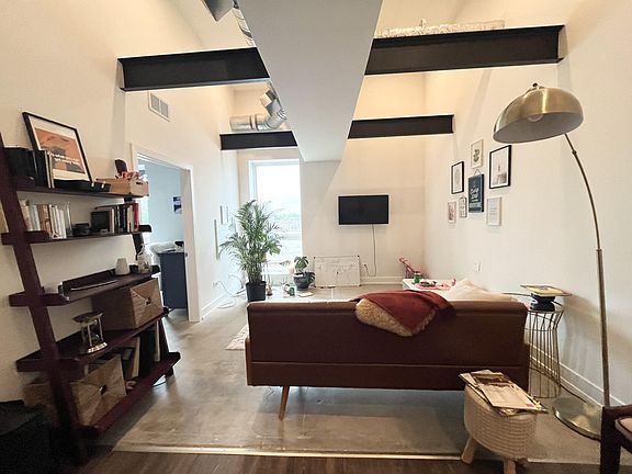4th image of 4601 N Paulina St #406