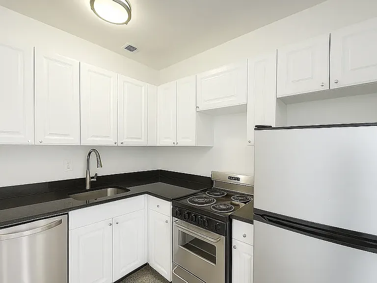 213 E 37th St #7G — Photo 6