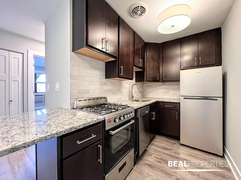 445 W Barry — Photo 86