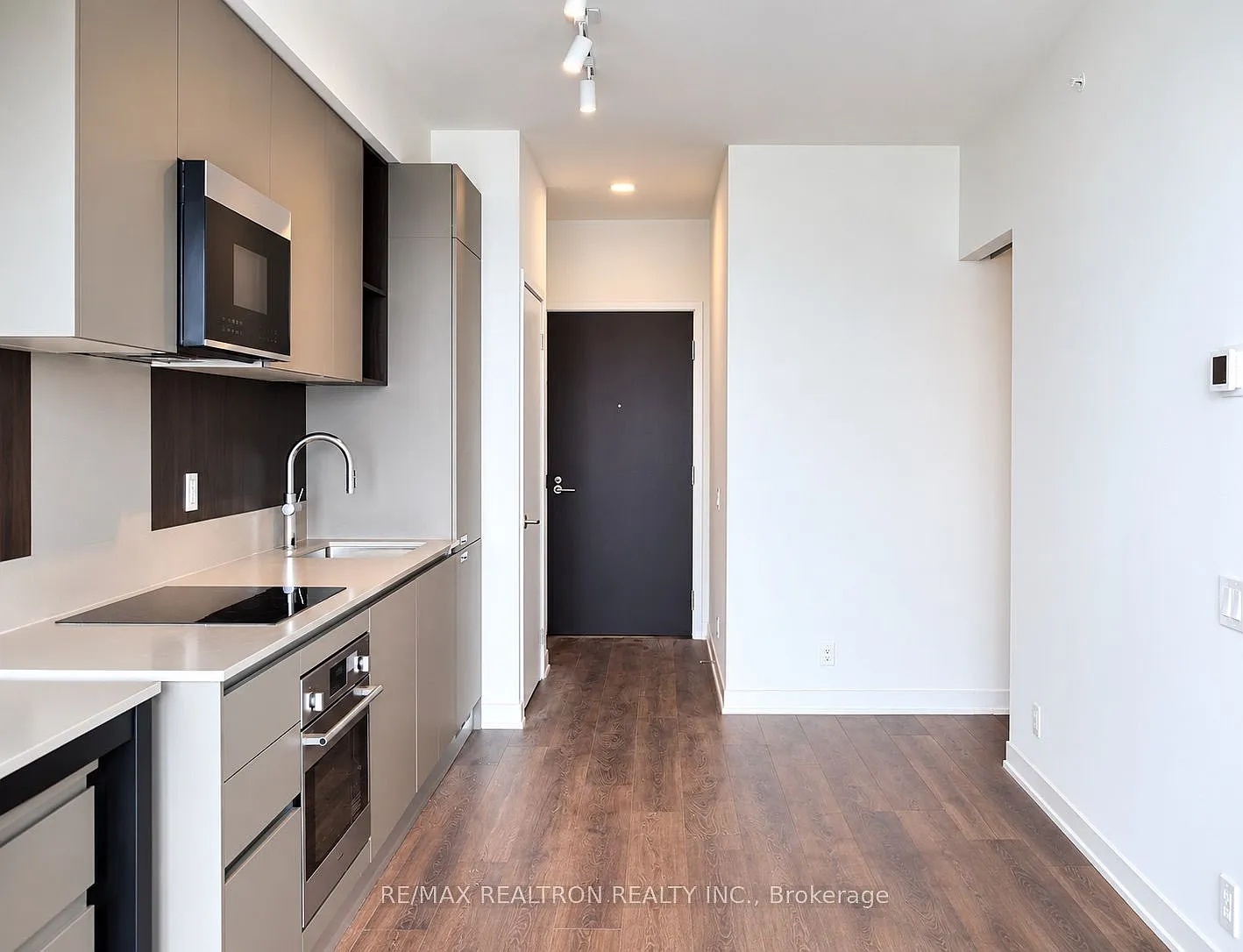 Debut Condos — Photo 3