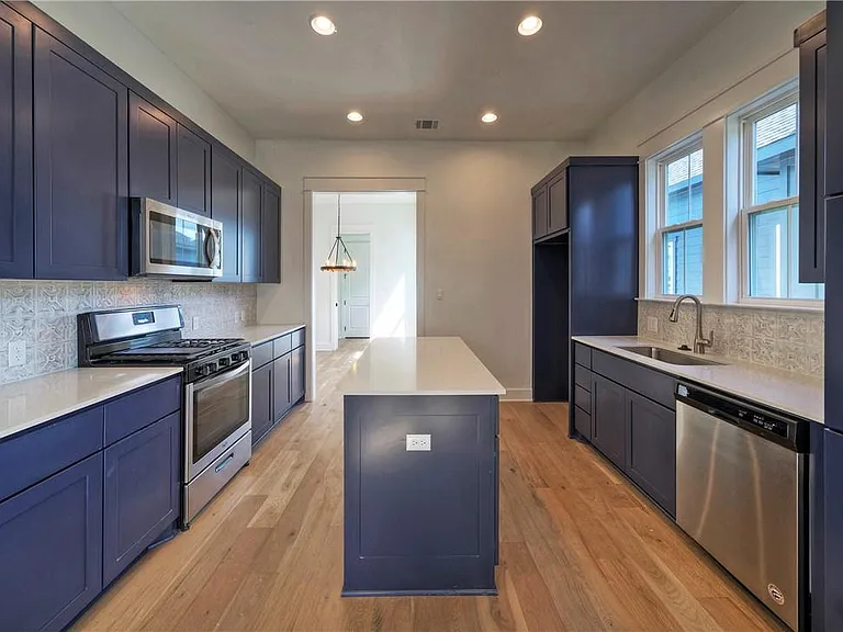 1010 Grant Wood Ave — Photo 3