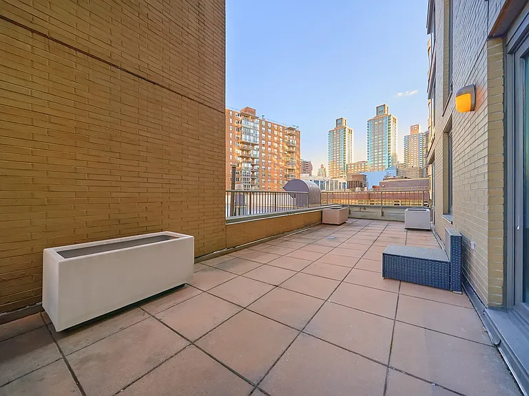 160 Riverside Blvd #9U — Photo 5