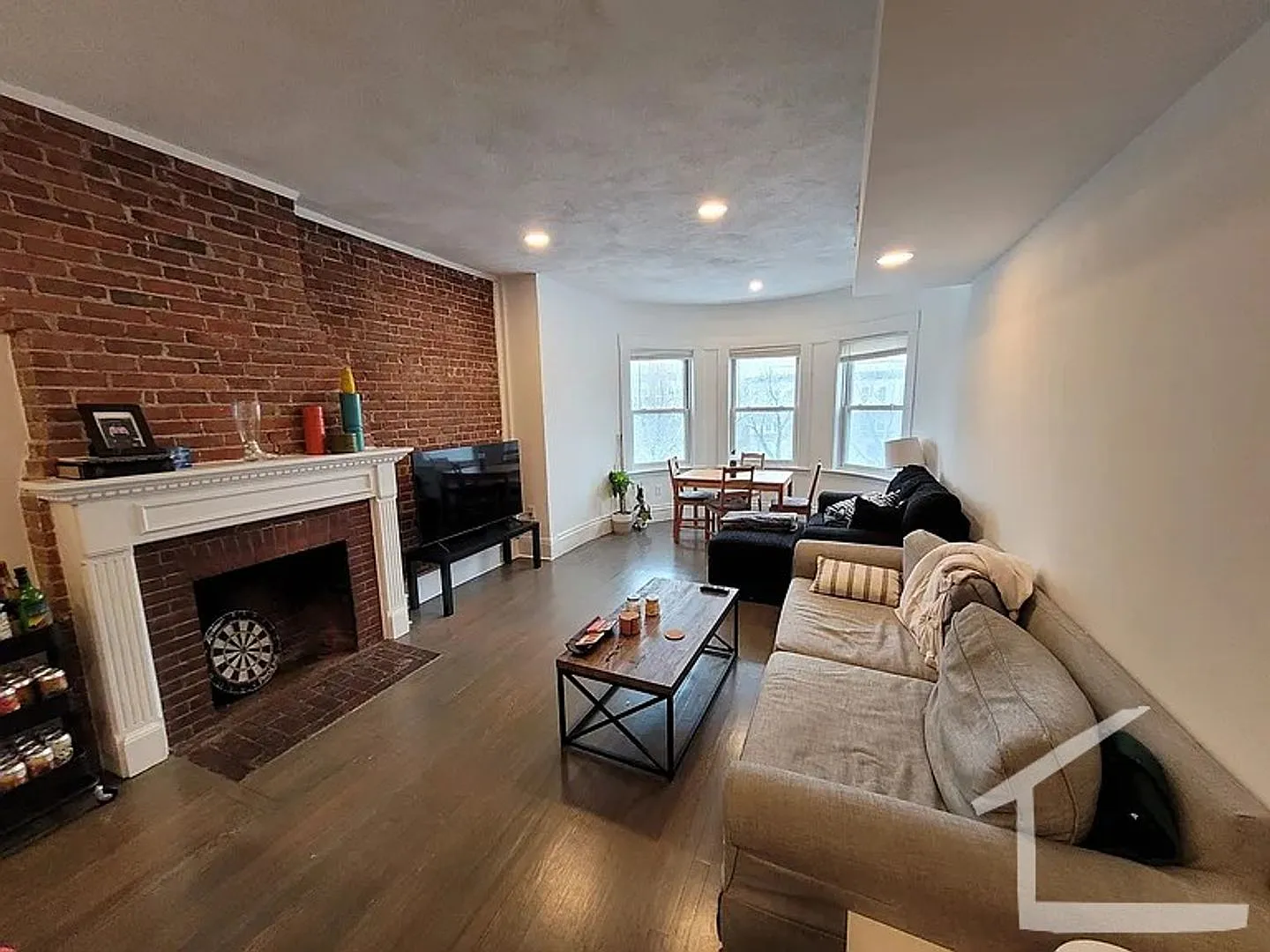 Charming 3 Bedroom-No Broker Fee — Photo 4