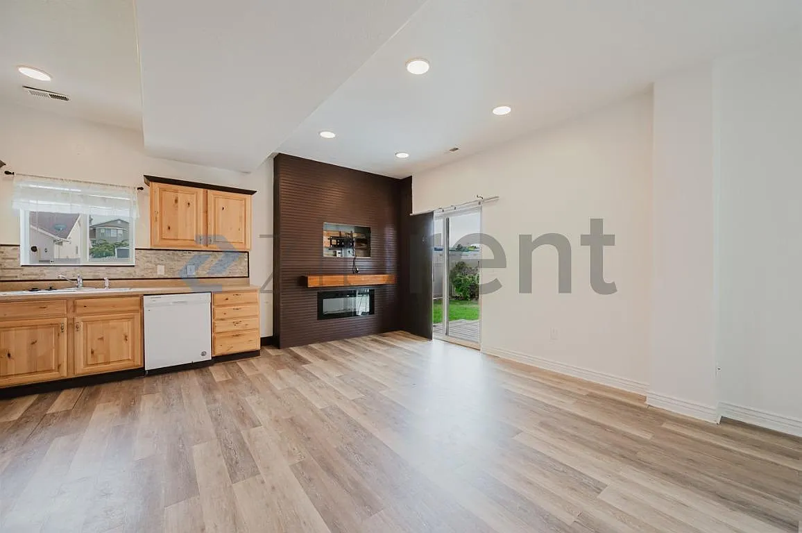 4 bed, 1600 sqft, $2,000 — Photo 3