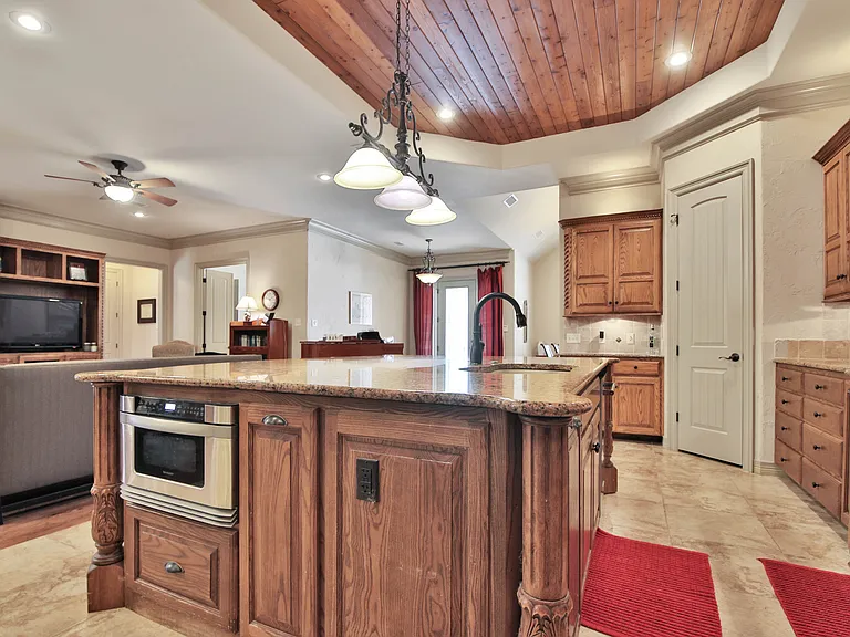9201 York Pl — Photo 3