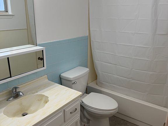 3rd image of 915 W Shenandoah Dr #915
