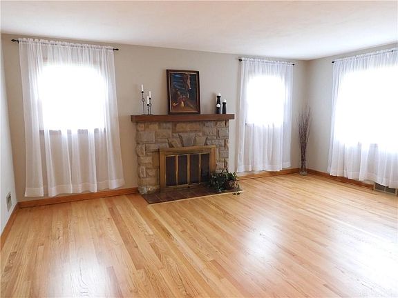 3rd image of 3805 Villanova Dr