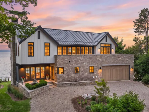 9669 Peninsula Dr, Traverse City, MI 49686