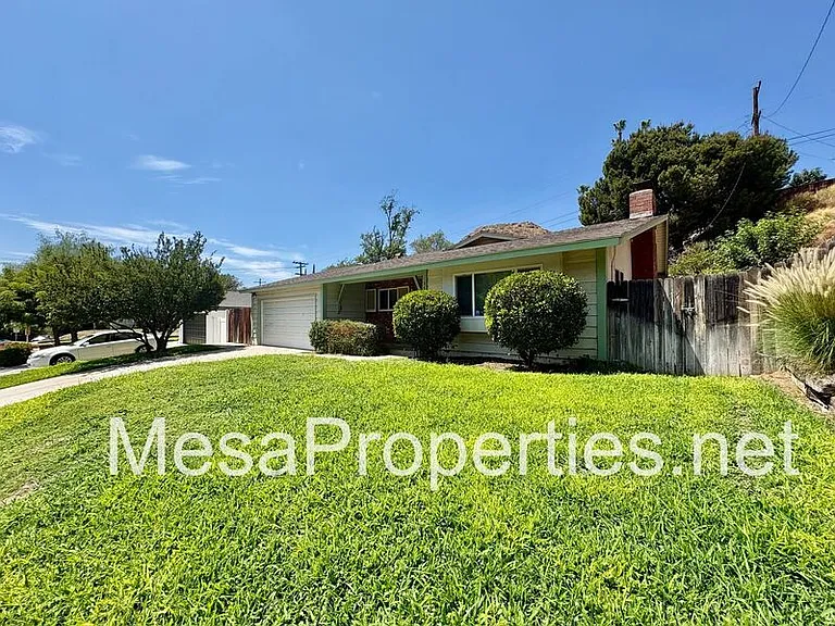 561 Spruce St — Photo 3