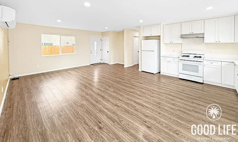 3 bed, 2.0 bath, 1000 sqft, $3,300 — Photo 2