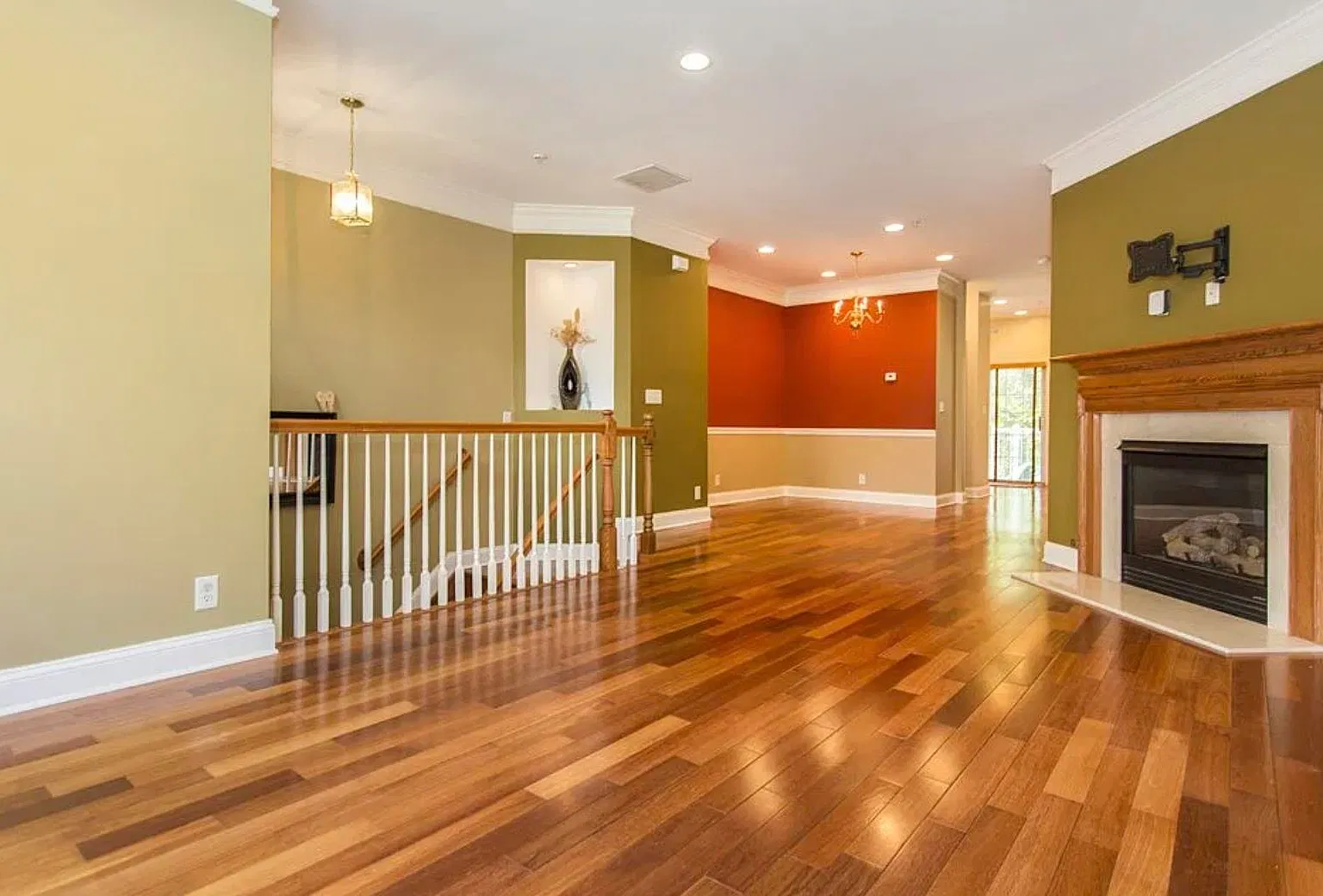 2 bed, 2.5 bath, 1945 sqft, $4,500 — Photo 2