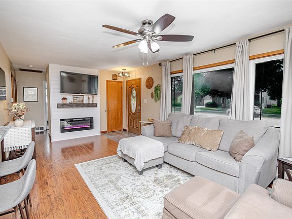 4th image of 1209 Meadow Ln