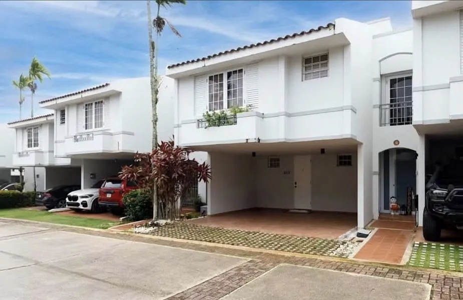 3 bed, 2.5 bath, 2500 sqft, $4,000 — Photo 1