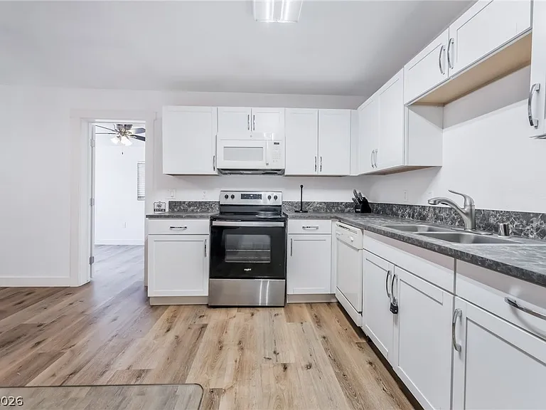 1610 E Ogden Ave — Photo 39