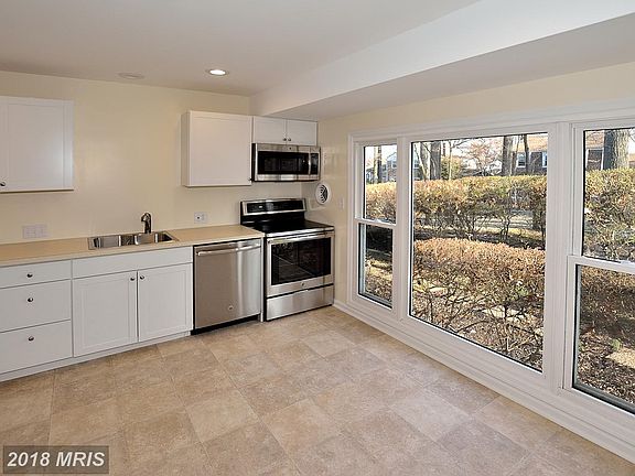 4th image of 1392 Canterbury Way