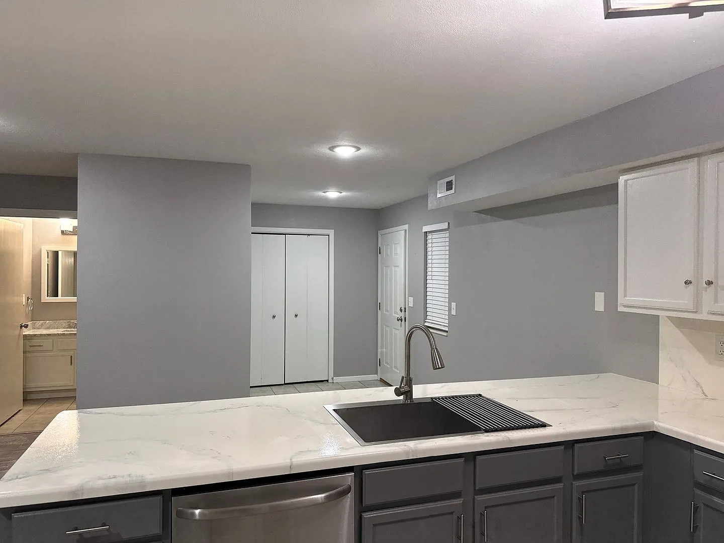 921 Minns Dr — Photo 2