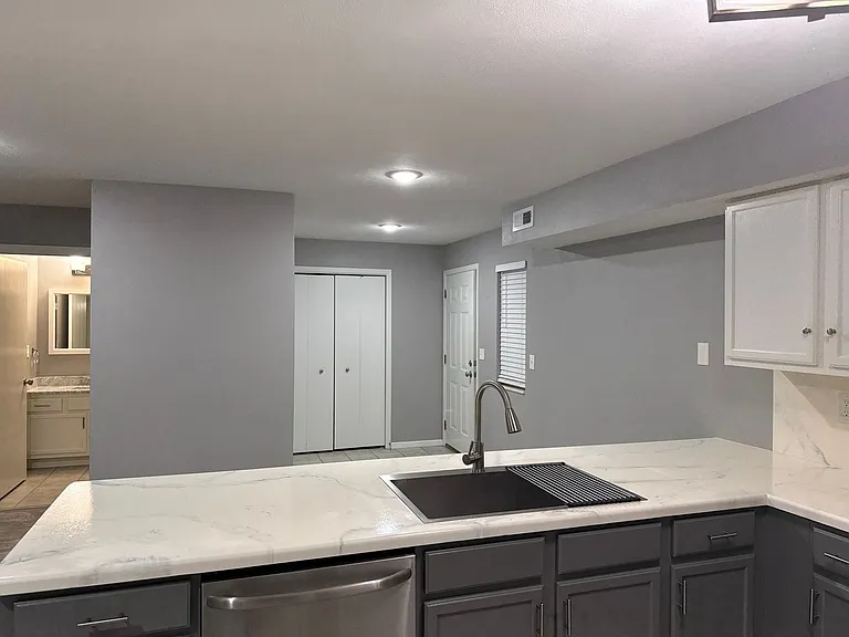 921 Minns Dr — Photo 2