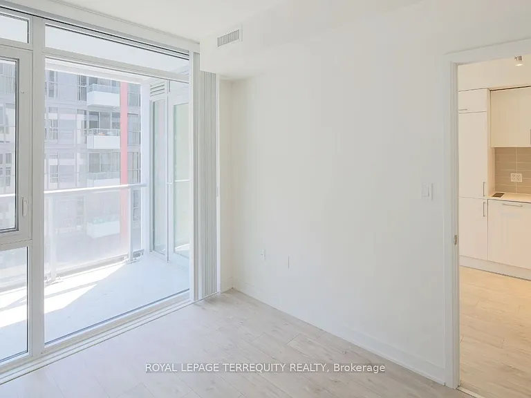 576 Front St W #627 — Photo 3