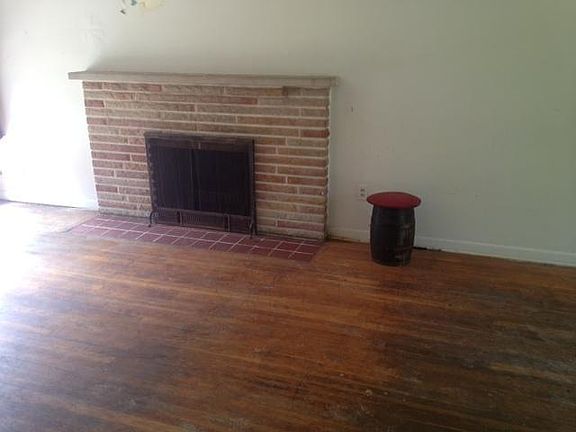 3rd image of 3734 Iona Ave