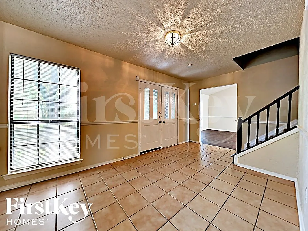 4 bed, 2.0 bath, 2420 sqft, $2,830 — Photo 2