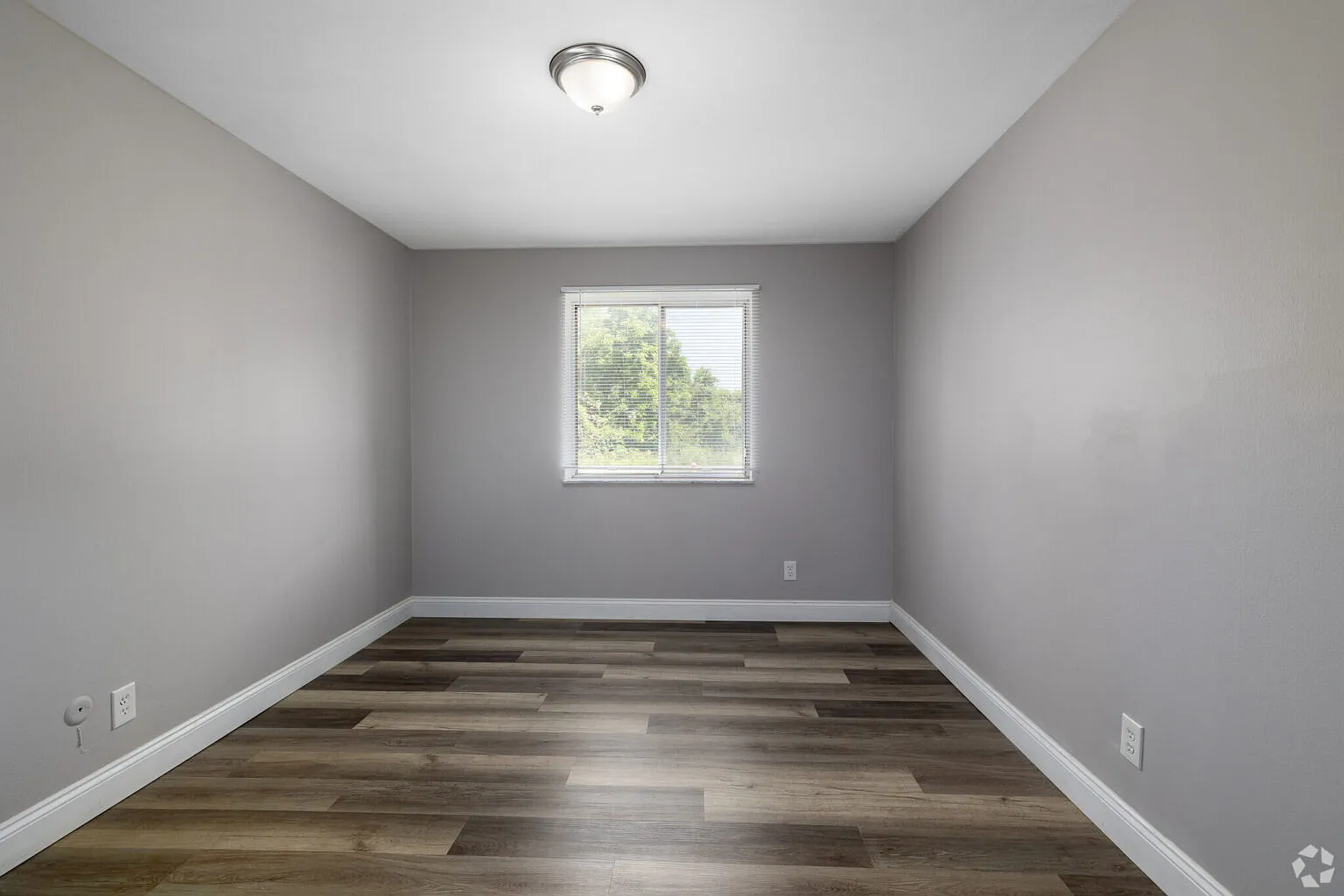 Versailles Apartments — Photo 4