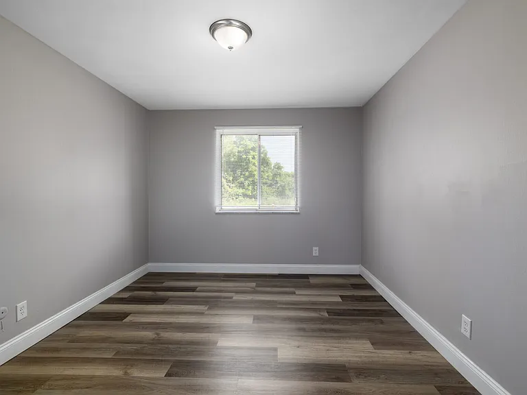 Versailles Apartments — Photo 5