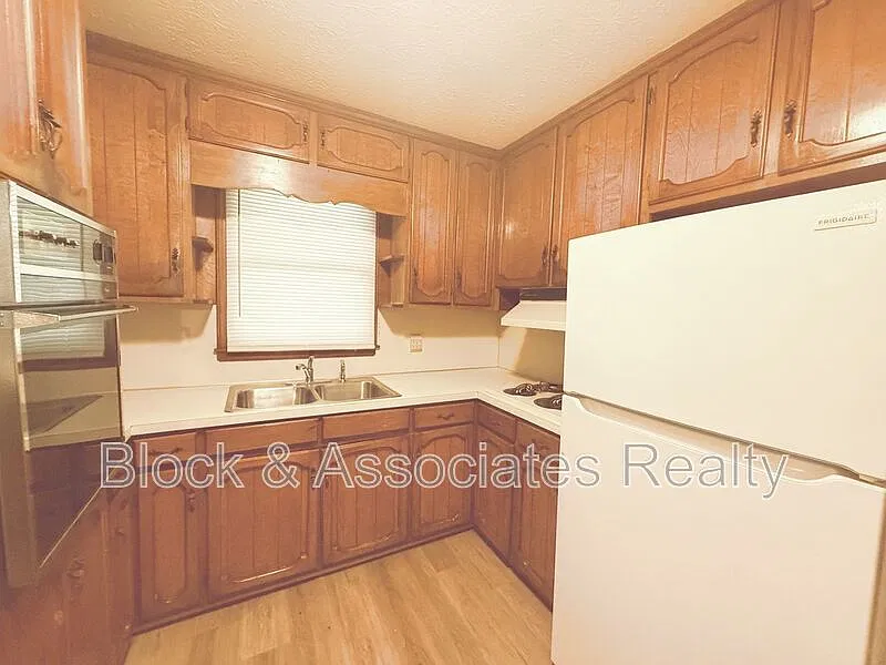 3 bed, 1.5 bath, $1,350 — Photo 3