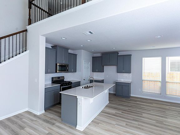 4th image of 404 Staunton Dr