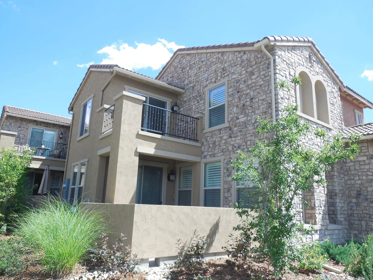 3 bed, 2036 sqft, $4,200 — Photo 2