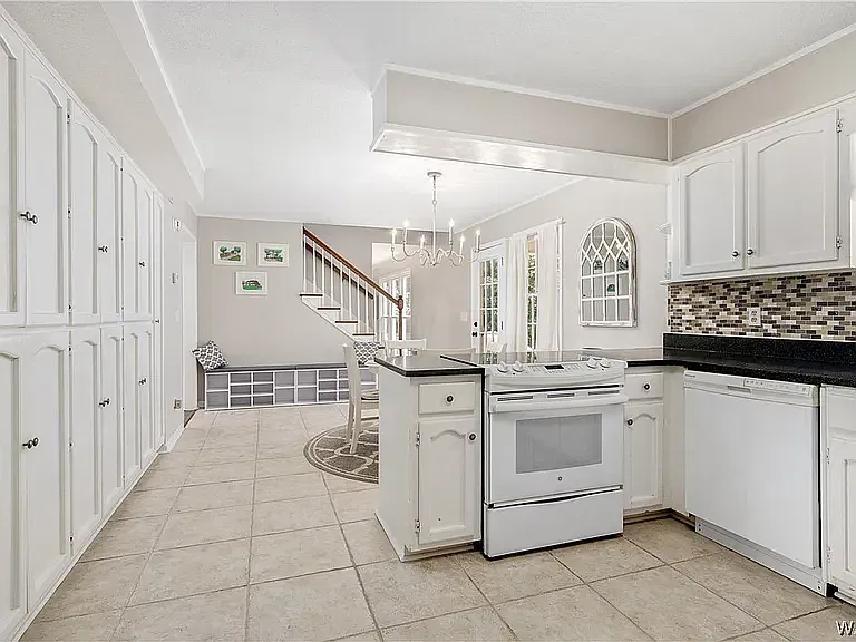4 bed, 2.5 bath, 2568 sqft, $3,200 — Photo 2