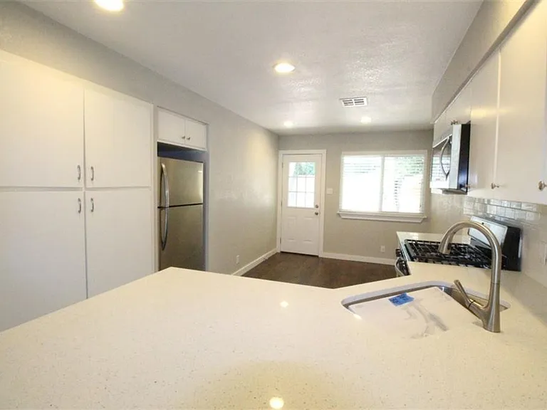 10702 Lanshire Drive — Photo 7