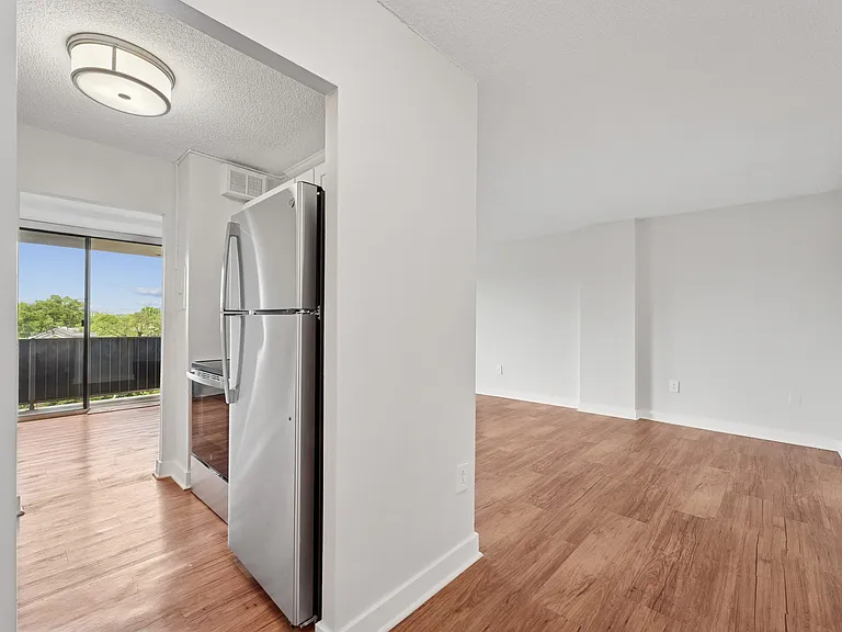 Riverside Apartments — Photo 5