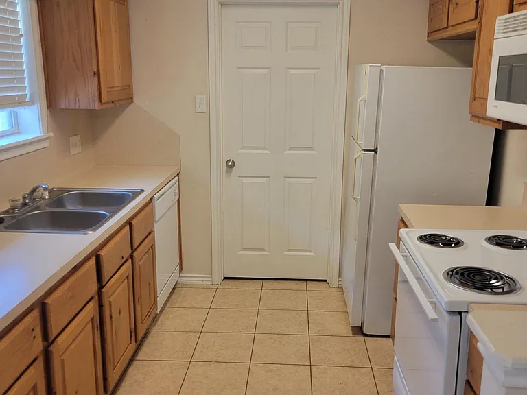 2327 Cornell Dr — Photo 2