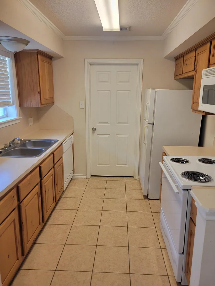 Building Photo - 2327 Cornell Dr