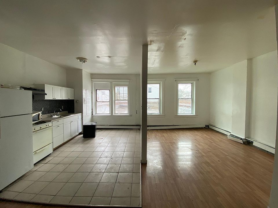 Kitchen dining area