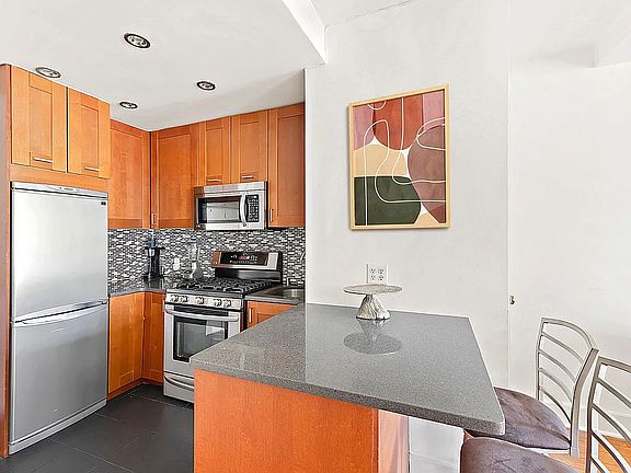4th image of 410 W 24th St APT 5C