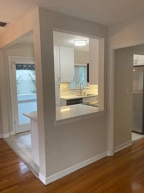 360 E Kings Way — Photo 2