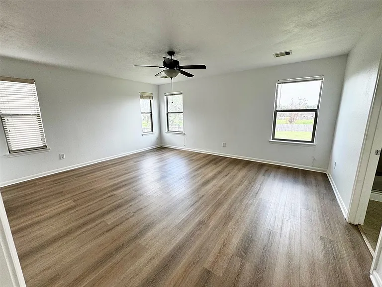 7540 Connemara Dr — Photo 10