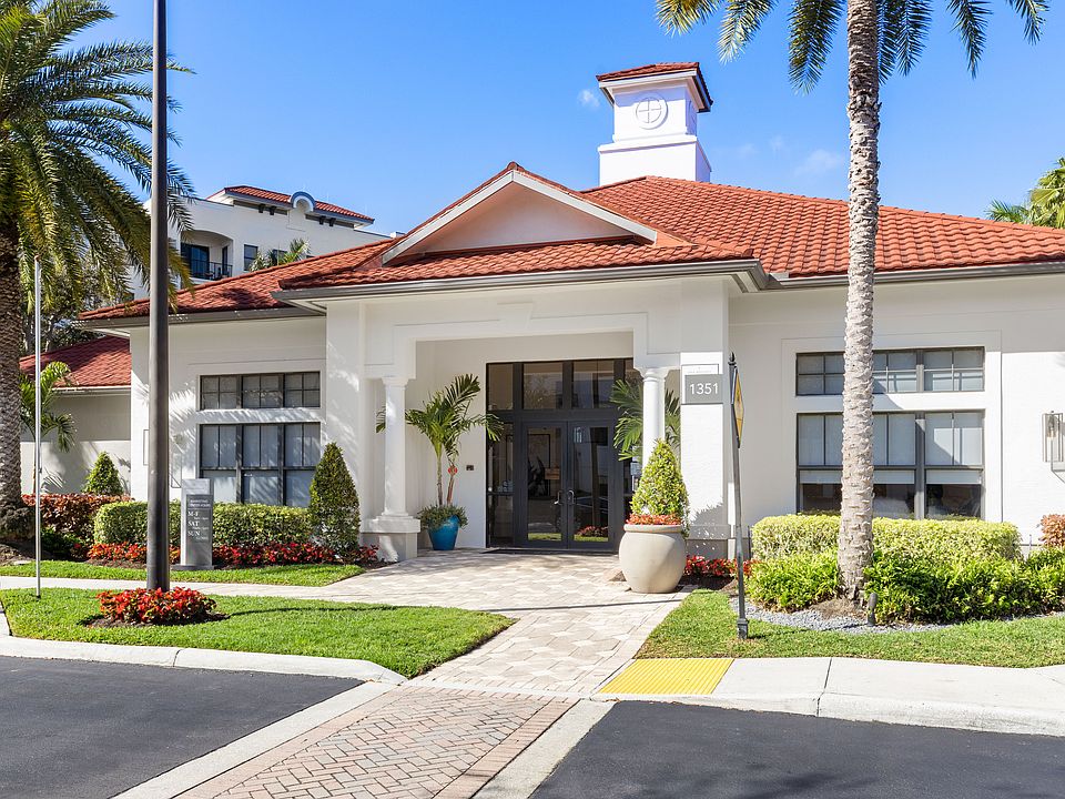 Controlled access building