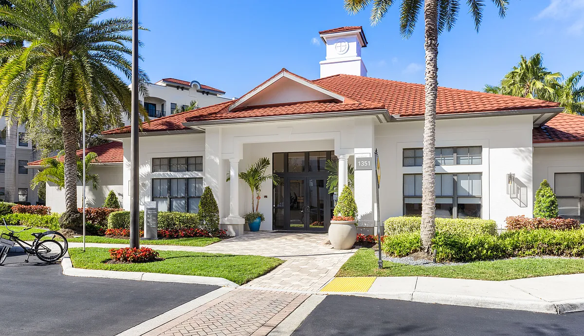 Controlled access building - One Boynton
