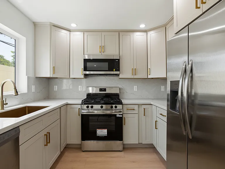 11504 Valjean Ave — Photo 6