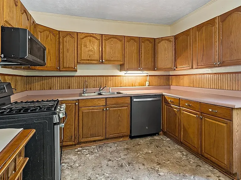 338 Elm St — Photo 8