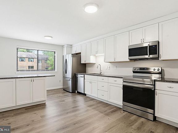 3rd image of 8957 Skyrock Ct