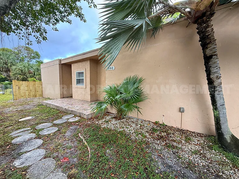 380 Kingsbridge St — Photo 15
