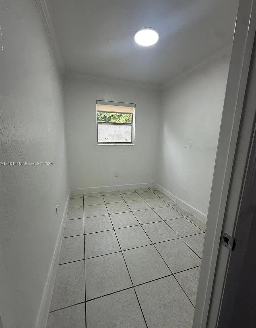 1245 W 24th St — Photo 4