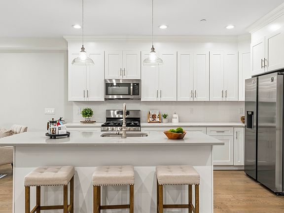 5th image of 19 Riverbend Ct
