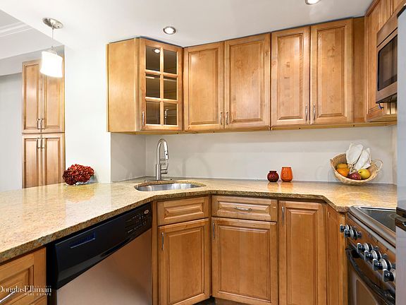 3rd image of 312 E 42nd St #216