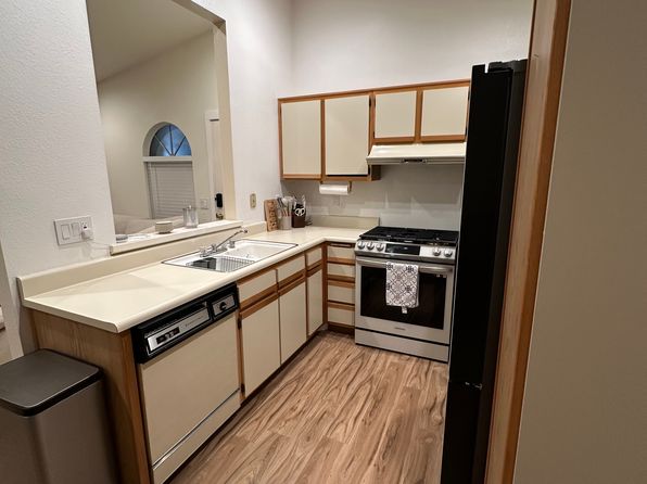 7130 Woodlake Ave UNIT E