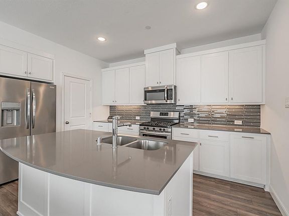 4th image of 405 Matchbox St #405